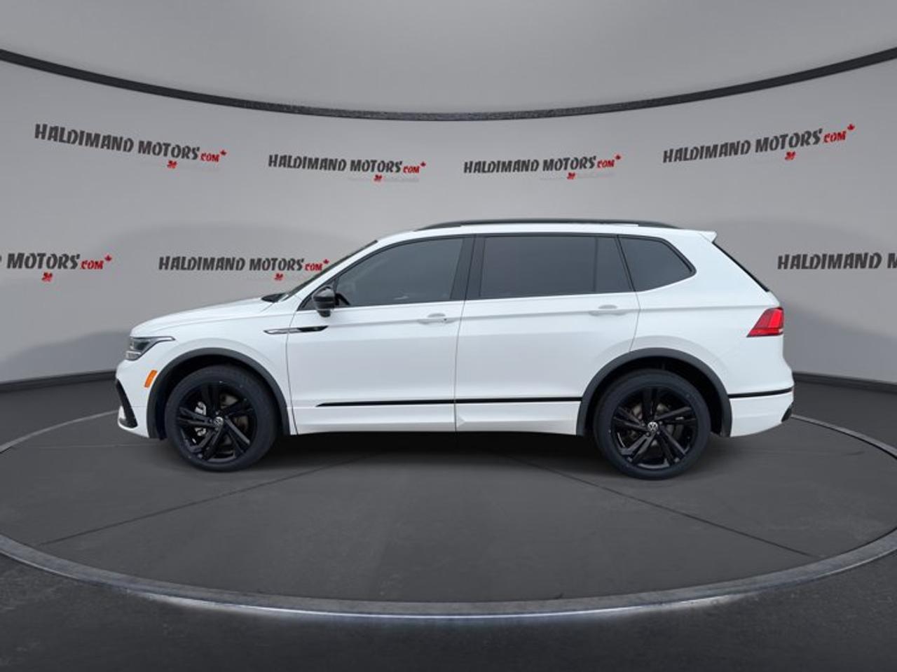 2024 Volkswagen Tiguan Comfortline R-Line 4WD | No Accidents Photo4