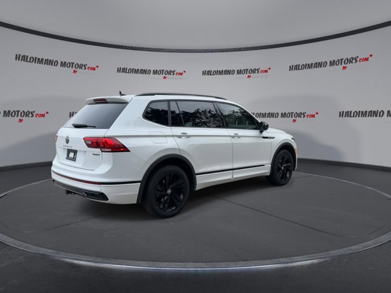 2024 Volkswagen Tiguan Comfortline R-Line 4WD | No Accidents Photo