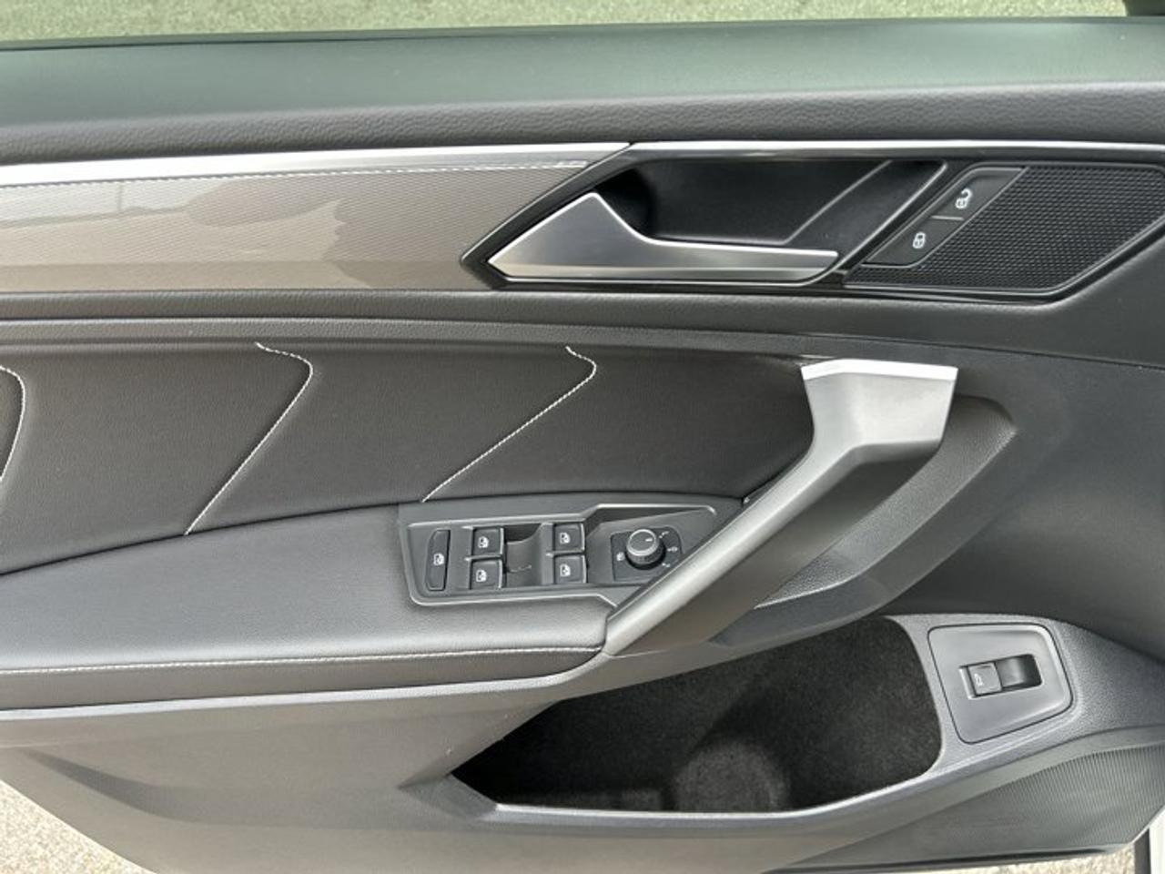 2024 Volkswagen Tiguan Comfortline R-Line 4WD | No Accidents Photo