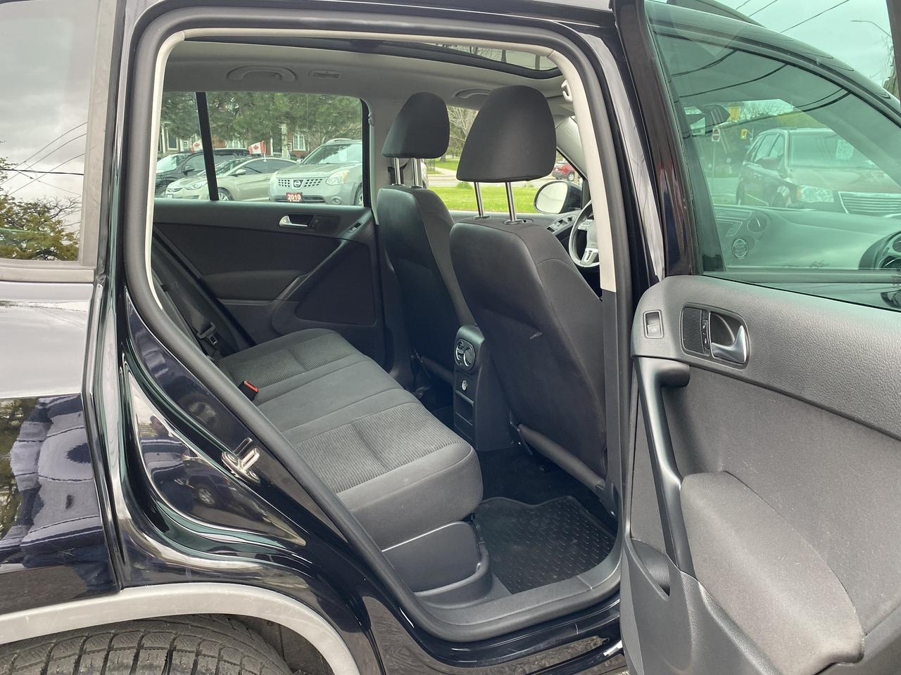 2016 Volkswagen Tiguan Automatic/4Cylinder/PanoRoof/Navi/Backup Cam Photo