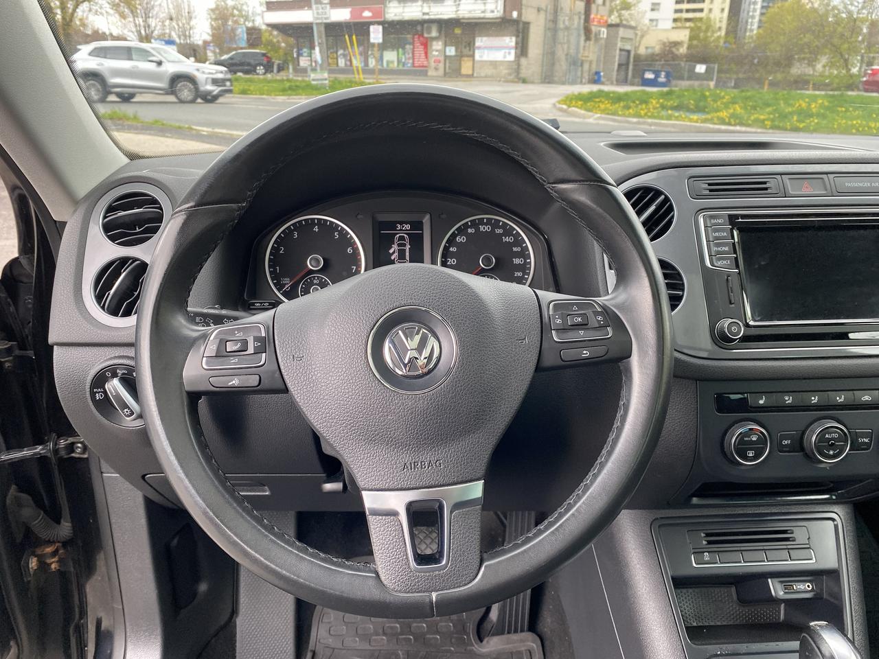 2016 Volkswagen Tiguan Automatic/4Cylinder/PanoRoof/Navi/Backup Cam Photo