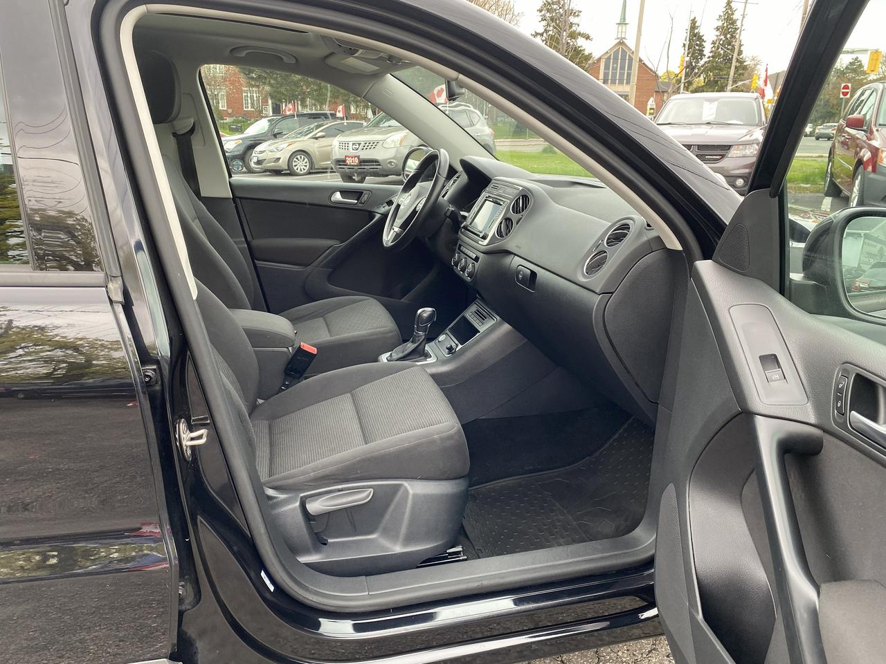 2016 Volkswagen Tiguan Automatic/4Cylinder/PanoRoof/Navi/Backup Cam Photo