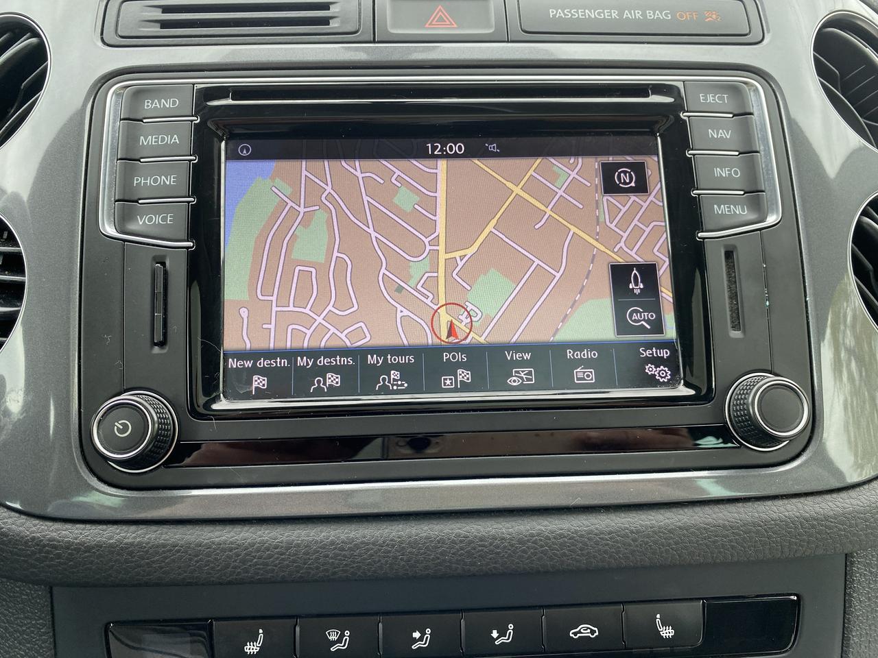 2016 Volkswagen Tiguan Automatic/4Cylinder/PanoRoof/Navi/Backup Cam Photo