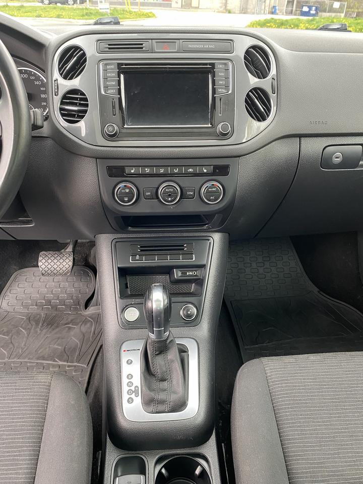 2016 Volkswagen Tiguan Automatic/4Cylinder/PanoRoof/Navi/Backup Cam Photo