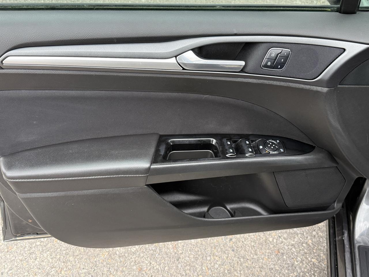 2016 Ford Fusion SE Photo