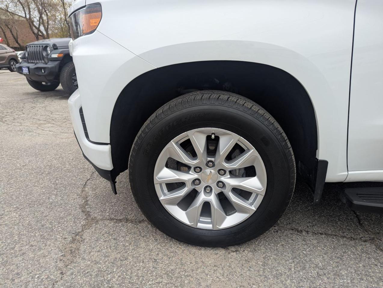 2021 Chevrolet Silverado 1500 4WD Crew Cab 147" Custom WITH POWER DOWN TAILGATE! Photo4