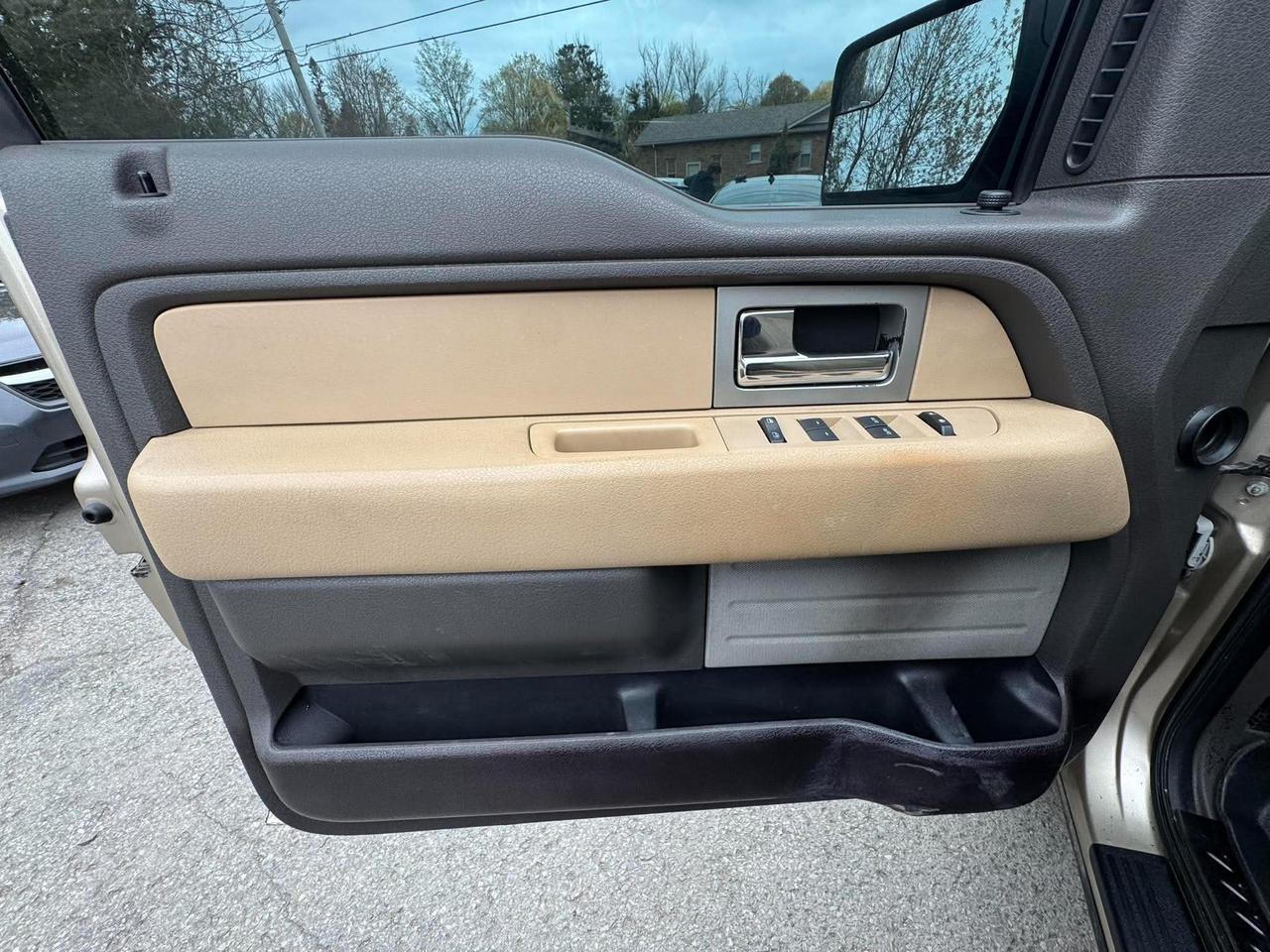 2011 Ford F-150 4WD SUPERCREW 145" XLT Photo