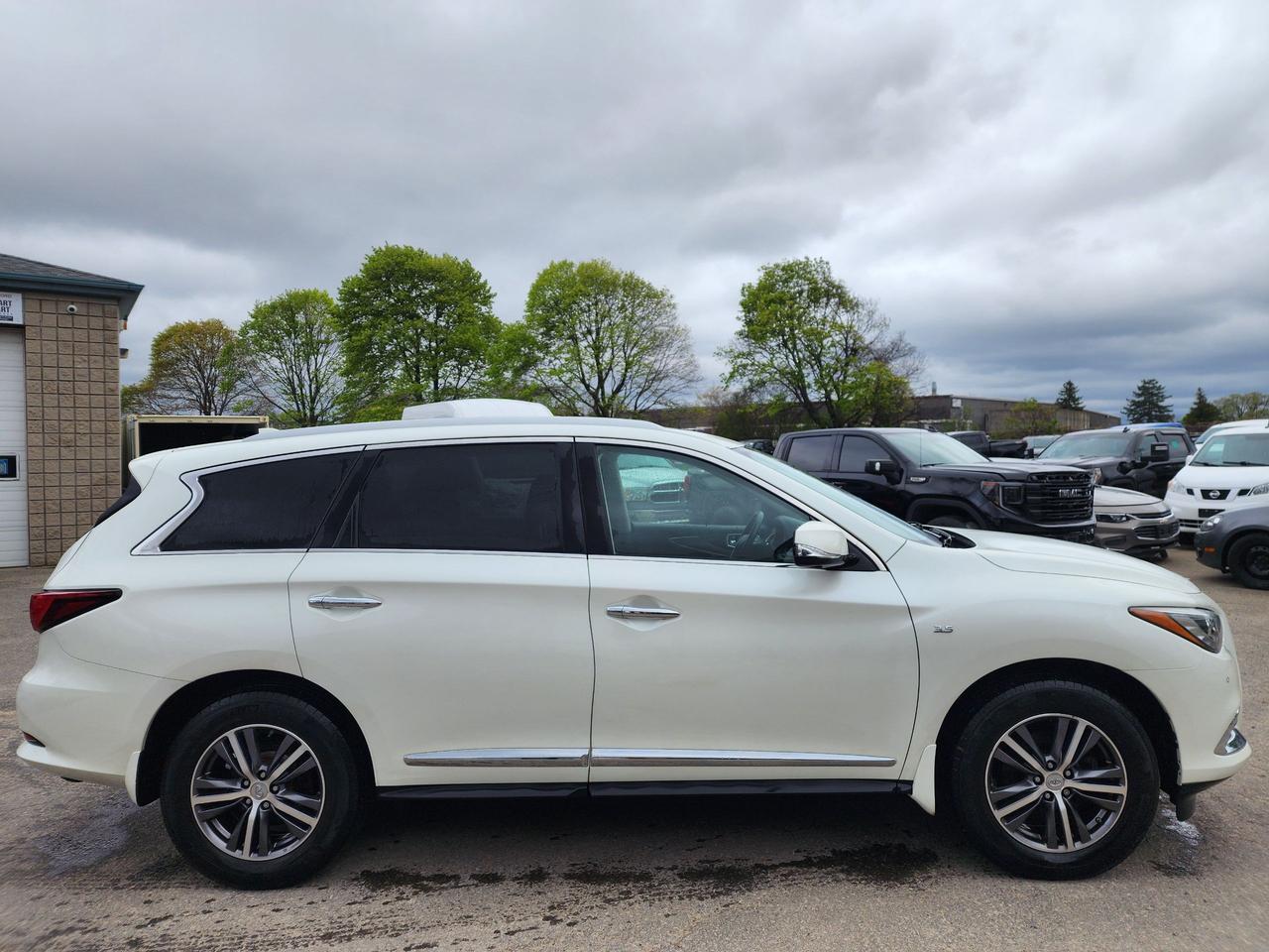 2017 Infiniti QX60 BASE l Clean CarFax l No Accidents l AWD Photo