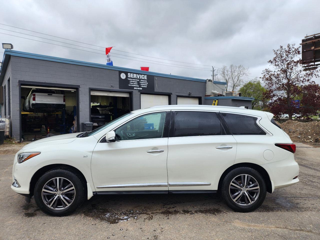 2017 Infiniti QX60 BASE l Clean CarFax l No Accidents l AWD Photo3