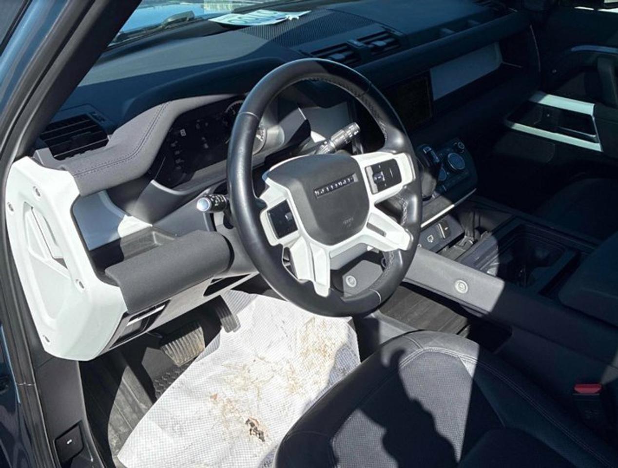 2023 Land Rover Defender SE 4WD | 3.0L | Leather | Sunroof | Nav | 360 Camera | Heated Seats | Power Seat | and More ! Photo