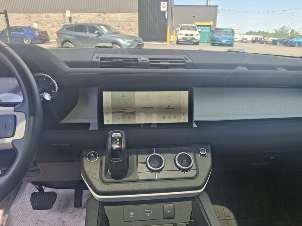 2023 Land Rover Defender SE 4WD | 3.0L | Leather | Sunroof | Nav | 360 Camera | Heated Seats | Power Seat | and More ! Photo