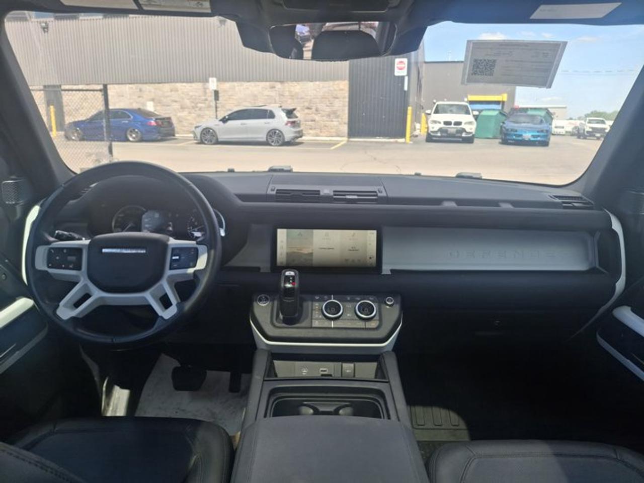 2023 Land Rover Defender SE 4WD | 3.0L | Leather | Sunroof | Nav | 360 Camera | Heated Seats | Power Seat | and More ! Photo4