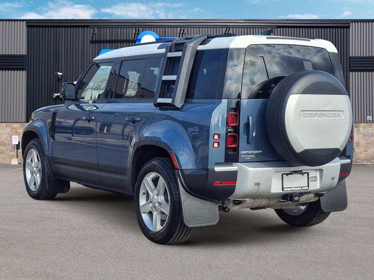 2023 Land Rover Defender SE 4WD | 3.0L | Leather | Sunroof | Nav | 360 Camera | Heated Seats | Power Seat | and More ! Photo