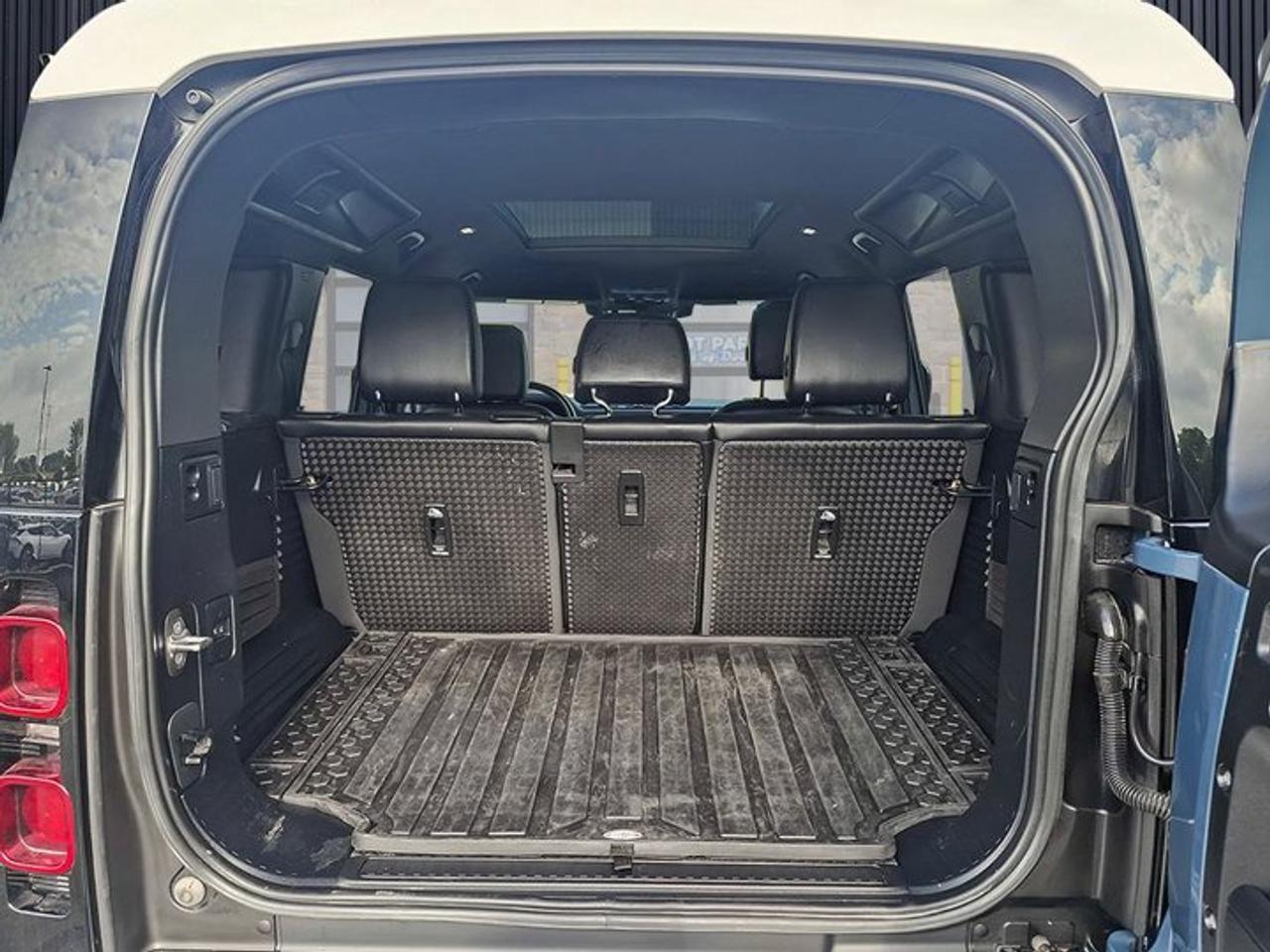 2023 Land Rover Defender SE 4WD | 3.0L | Leather | Sunroof | Nav | 360 Camera | Heated Seats | Power Seat | and More ! Photo