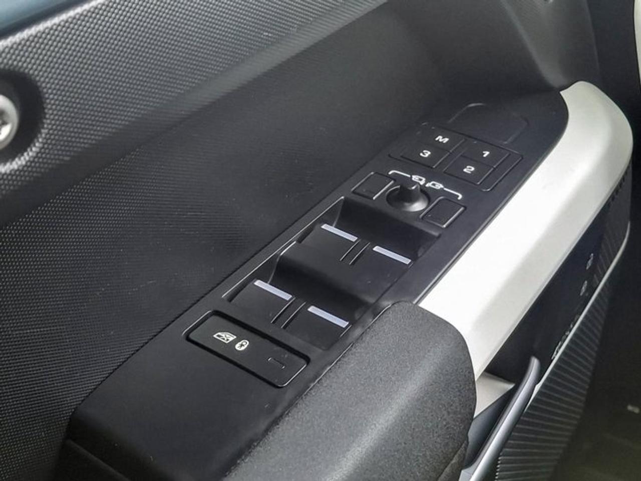 2023 Land Rover Defender SE 4WD | 3.0L | Leather | Sunroof | Nav | 360 Camera | Heated Seats | Power Seat | and More ! Photo