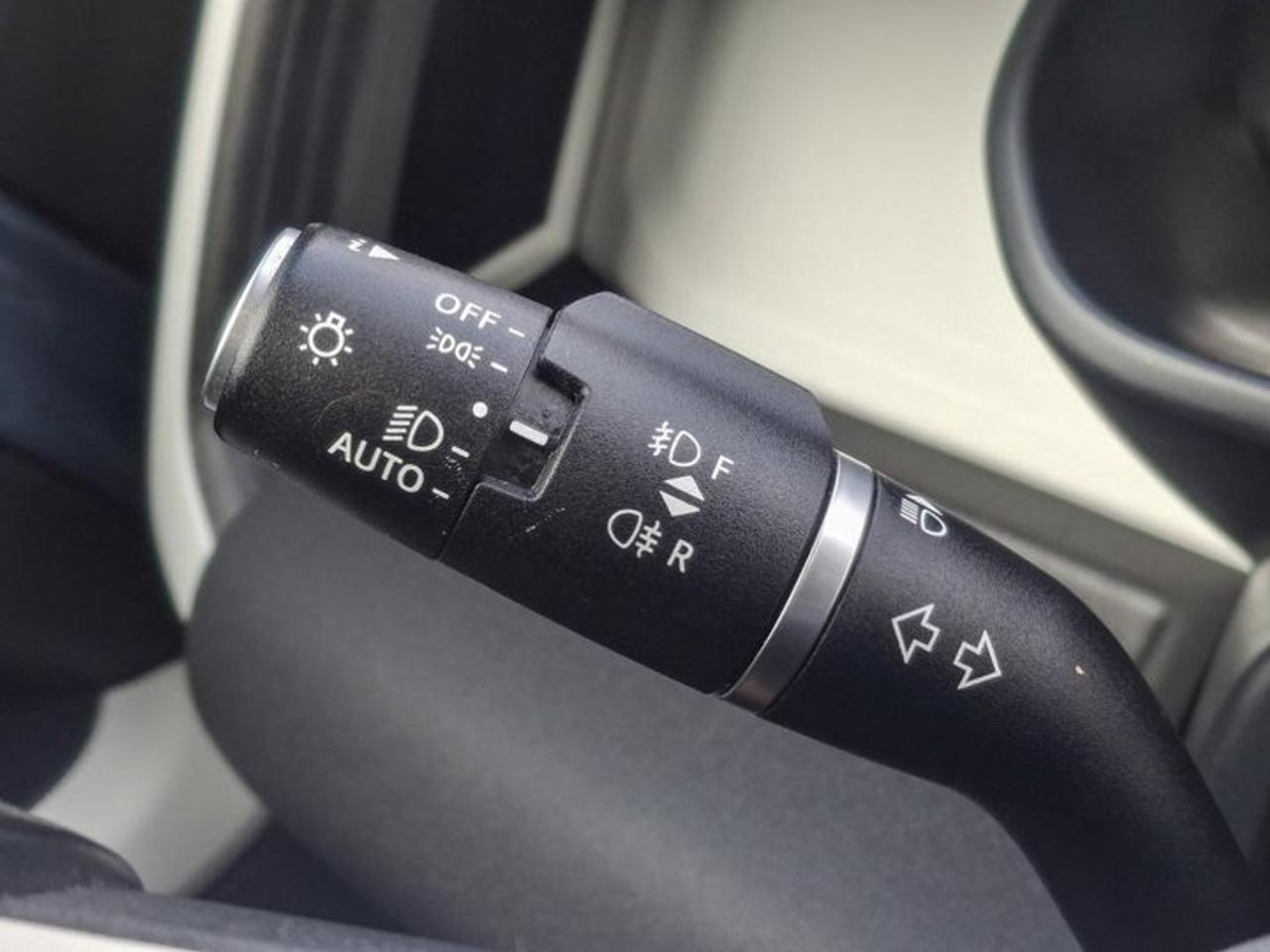 2023 Land Rover Defender SE 4WD | 3.0L | Leather | Sunroof | Nav | 360 Camera | Heated Seats | Power Seat | and More ! Photo