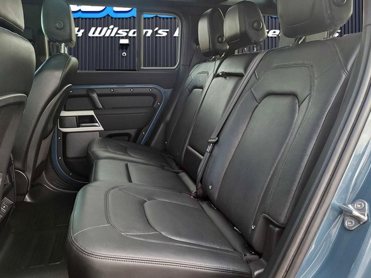 2023 Land Rover Defender SE 4WD | 3.0L | Leather | Sunroof | Nav | 360 Camera | Heated Seats | Power Seat | and More ! Photo
