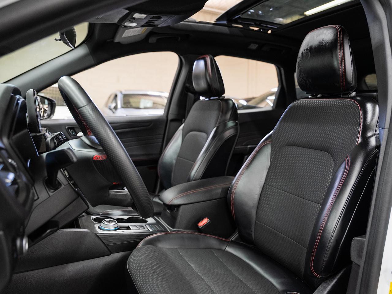 2023 Ford Escape ST-LINE AWD | Pano roof | Leather | BSM | CarPlay