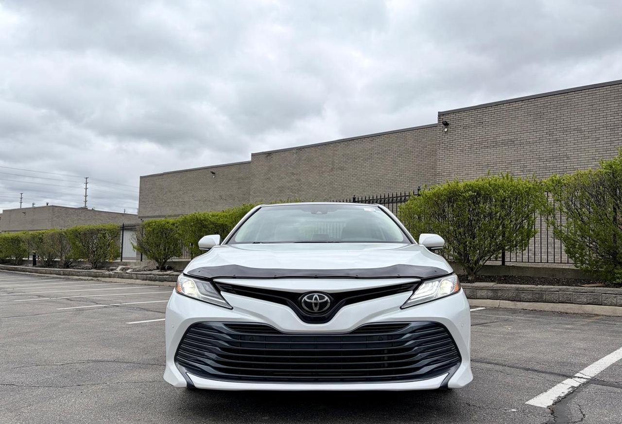 2018 Toyota Camry XLE Photo2