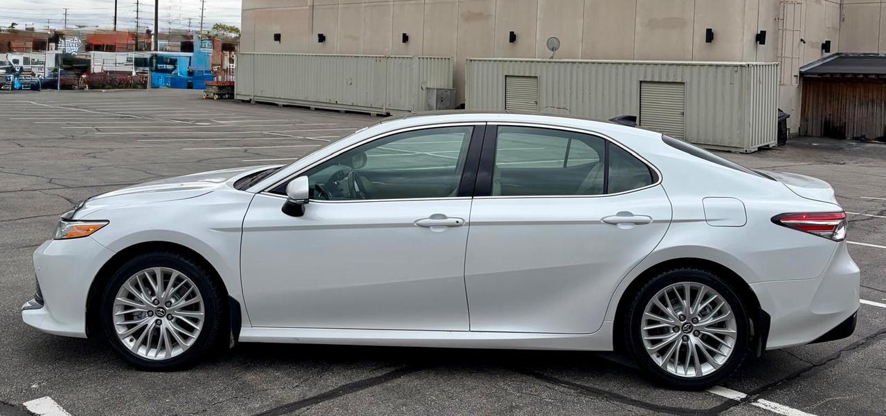 2018 Toyota Camry XLE Photo3