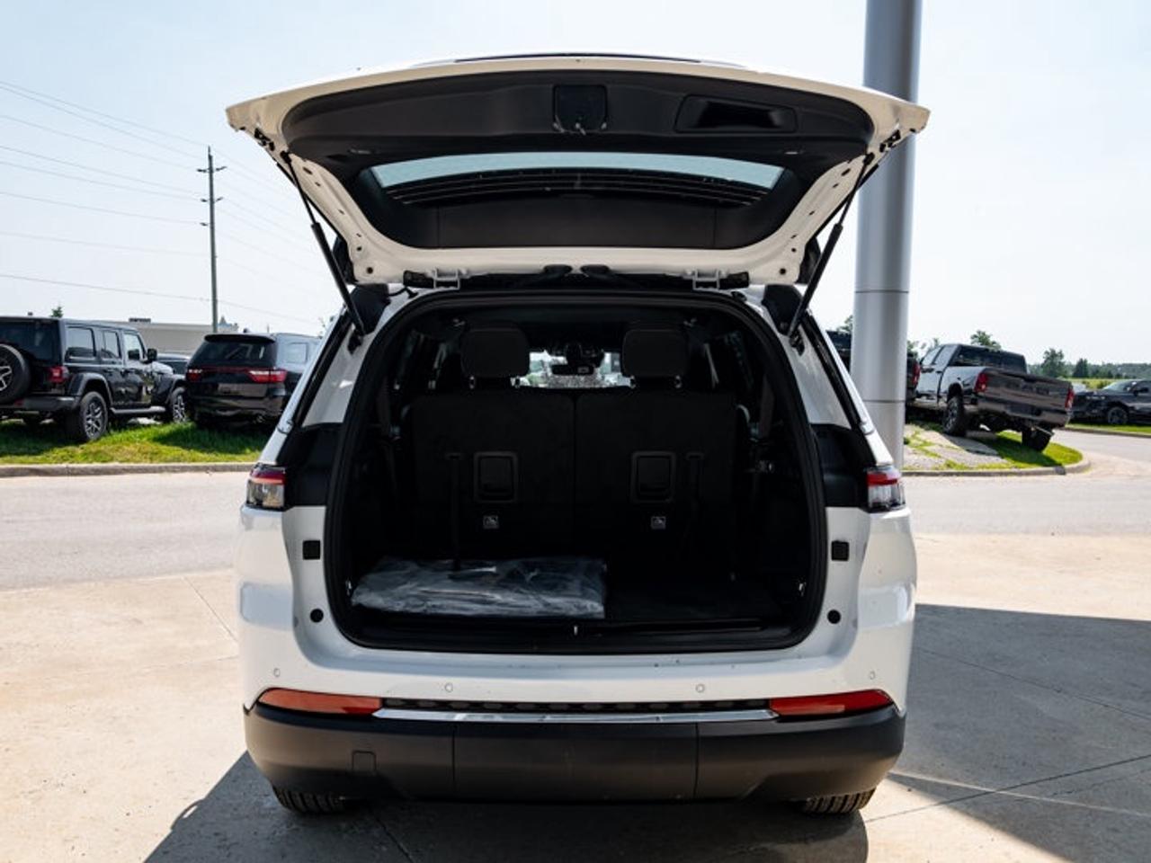 2026 Jeep Grand Cherokee L Laredo Photo