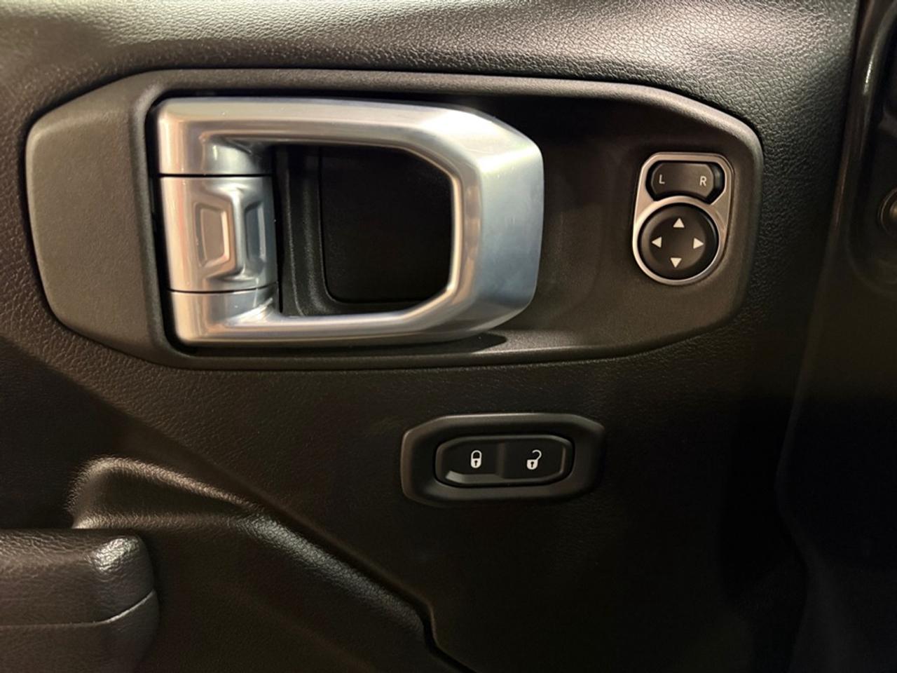 2023 Jeep Wrangler Sport Altitude WITH SOFT TOP ! Photo