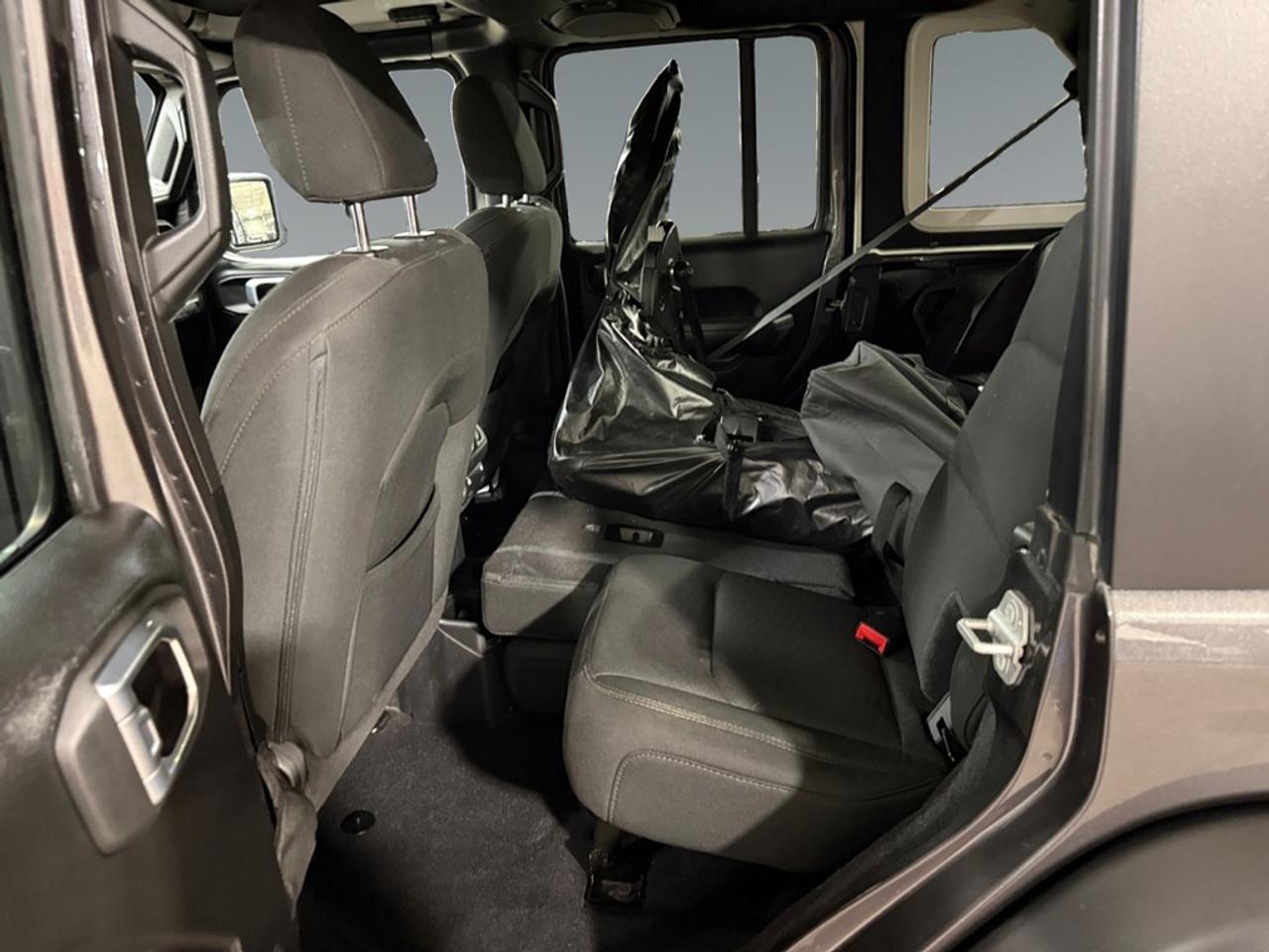 2023 Jeep Wrangler Sport Altitude WITH SOFT TOP ! Photo