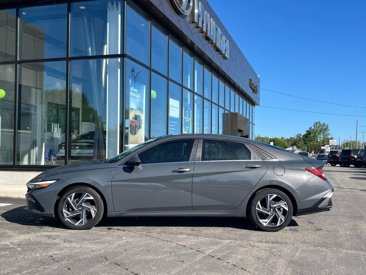2024 Hyundai Elantra Luxury IVT Photo