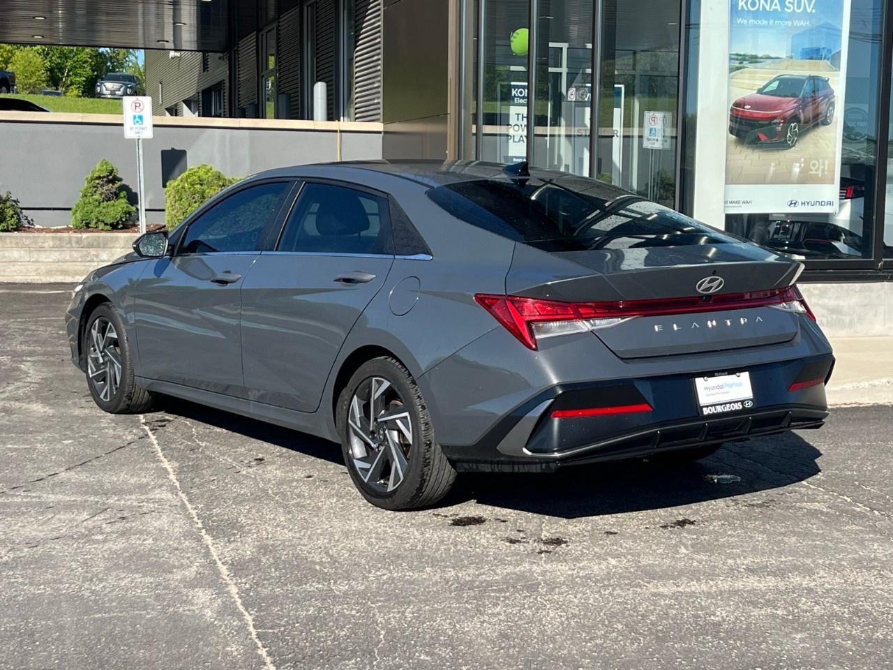 2024 Hyundai Elantra Luxury IVT Photo2