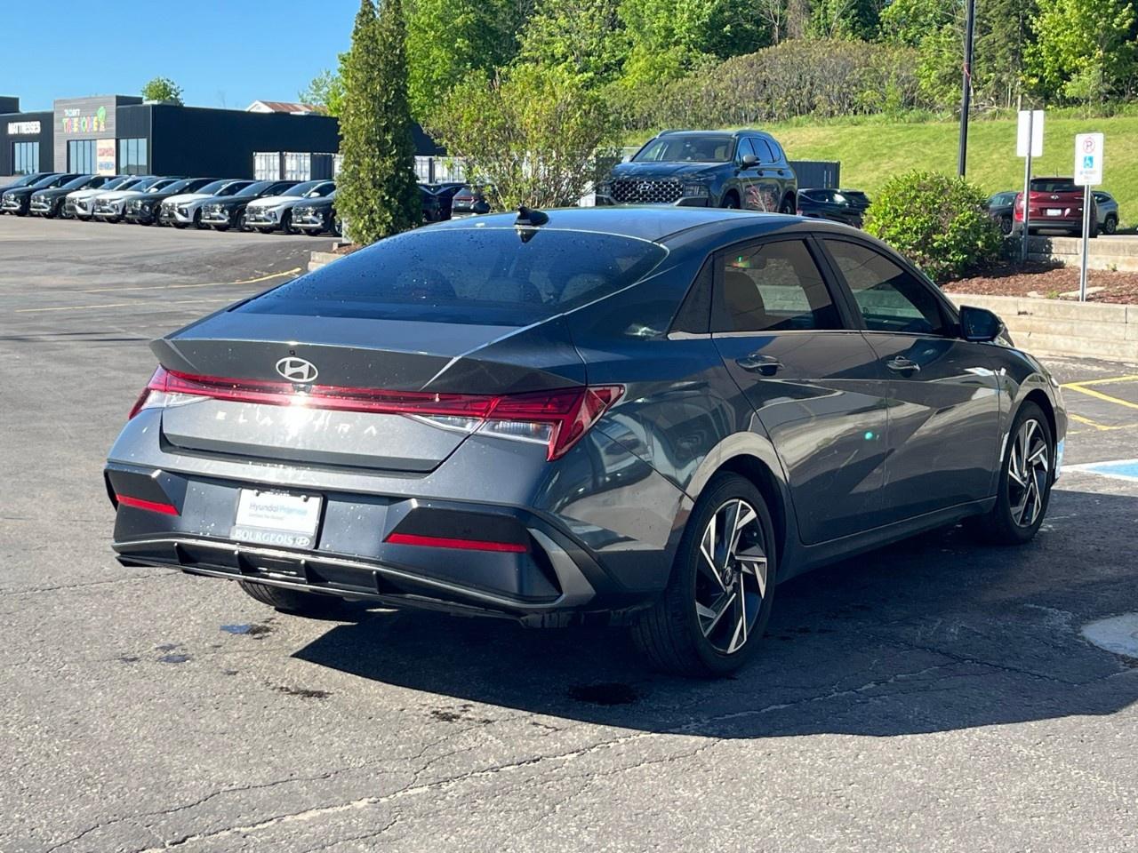 2024 Hyundai Elantra Luxury IVT Photo4