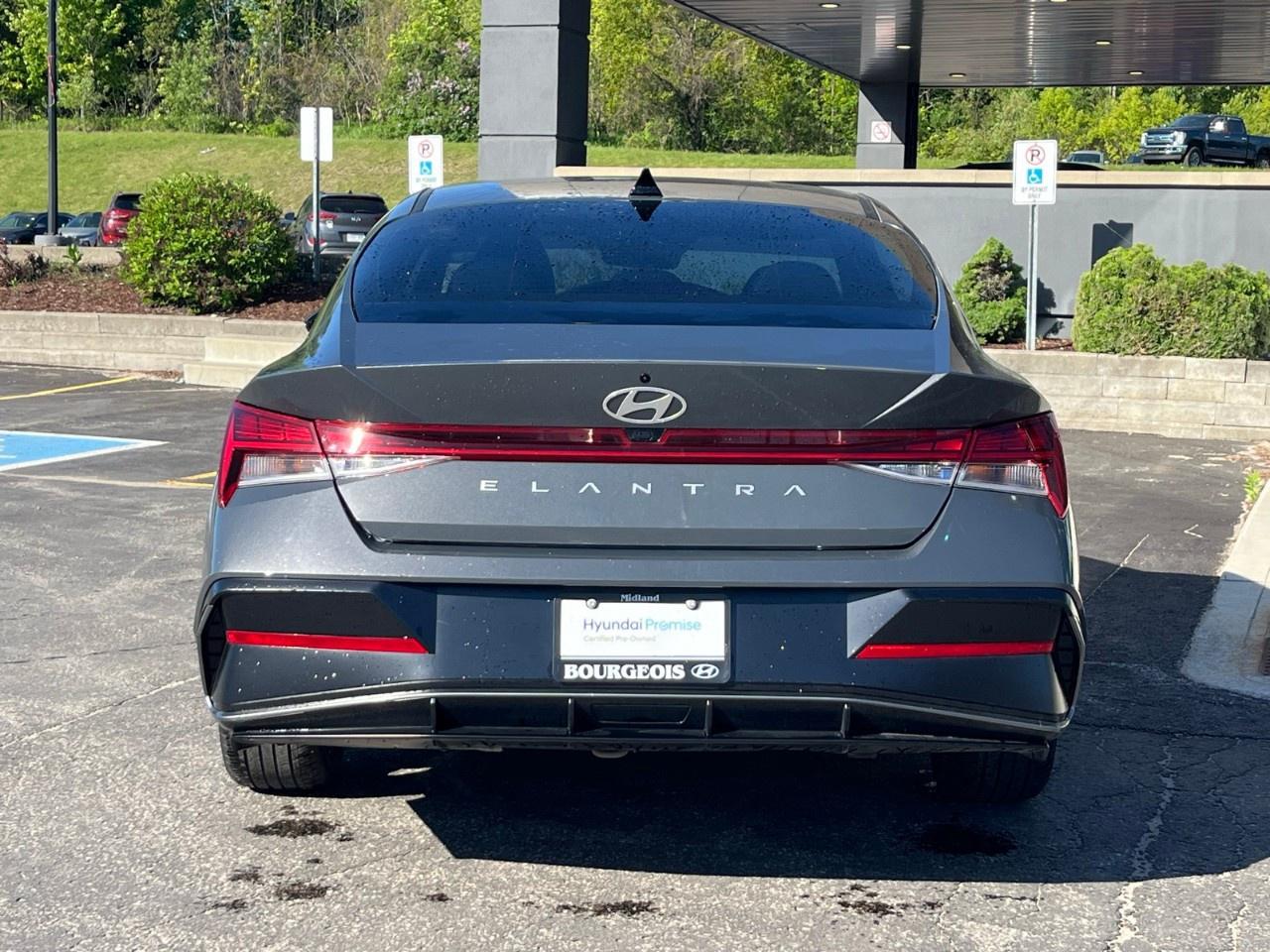 2024 Hyundai Elantra Luxury IVT Photo3