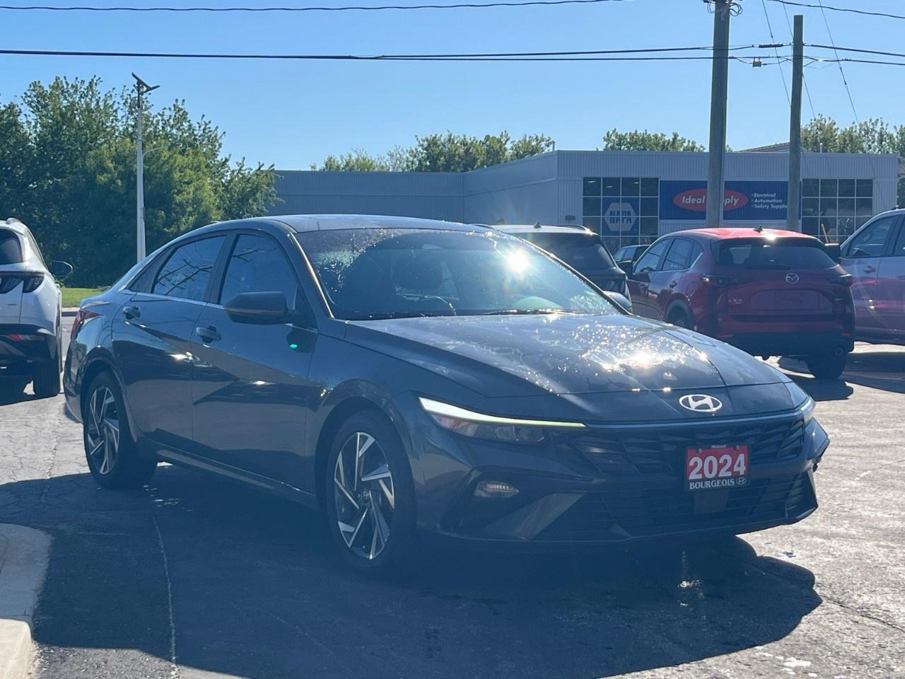2024 Hyundai Elantra Luxury IVT Photo