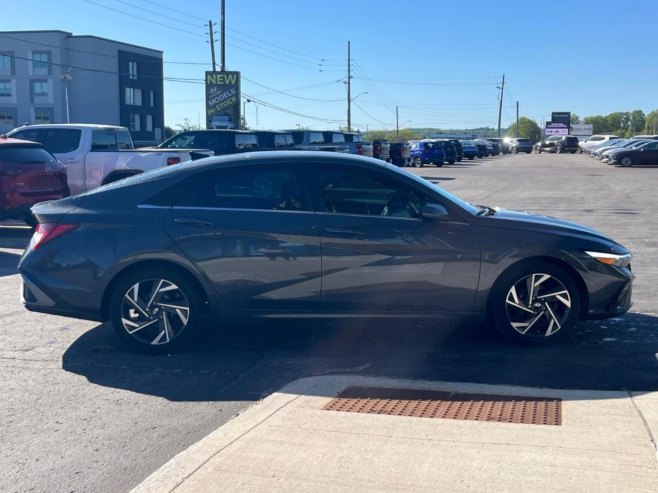 2024 Hyundai Elantra Luxury IVT Photo