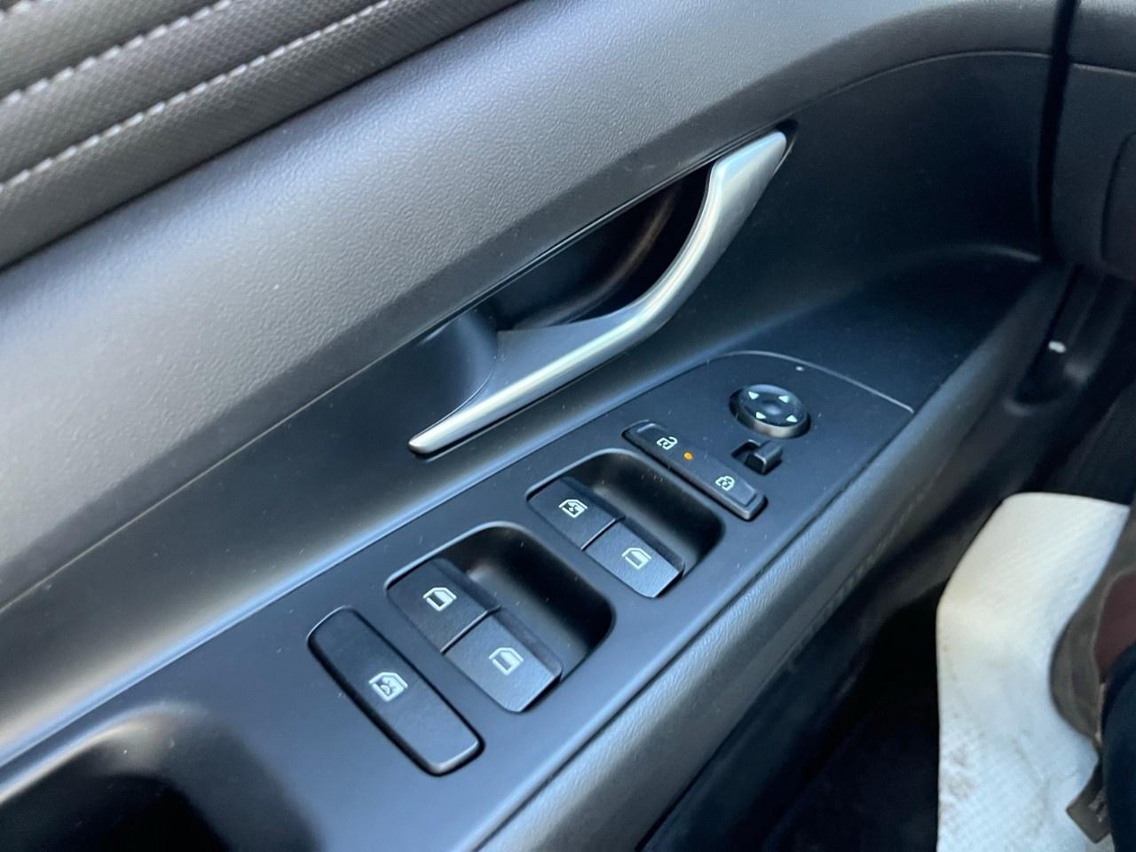 2024 Hyundai Elantra Luxury IVT Photo