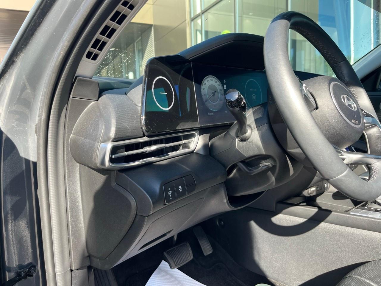 2024 Hyundai Elantra Luxury IVT Photo