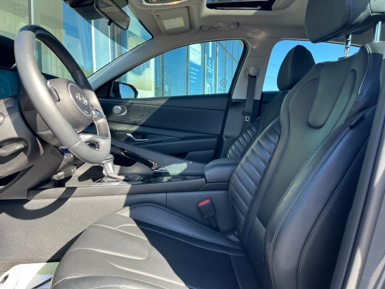 2024 Hyundai Elantra Luxury IVT Photo