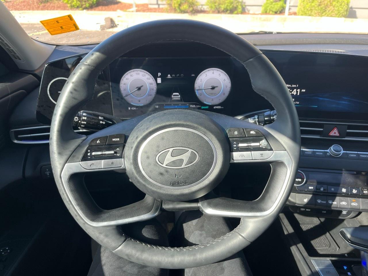 2024 Hyundai Elantra Luxury IVT Photo