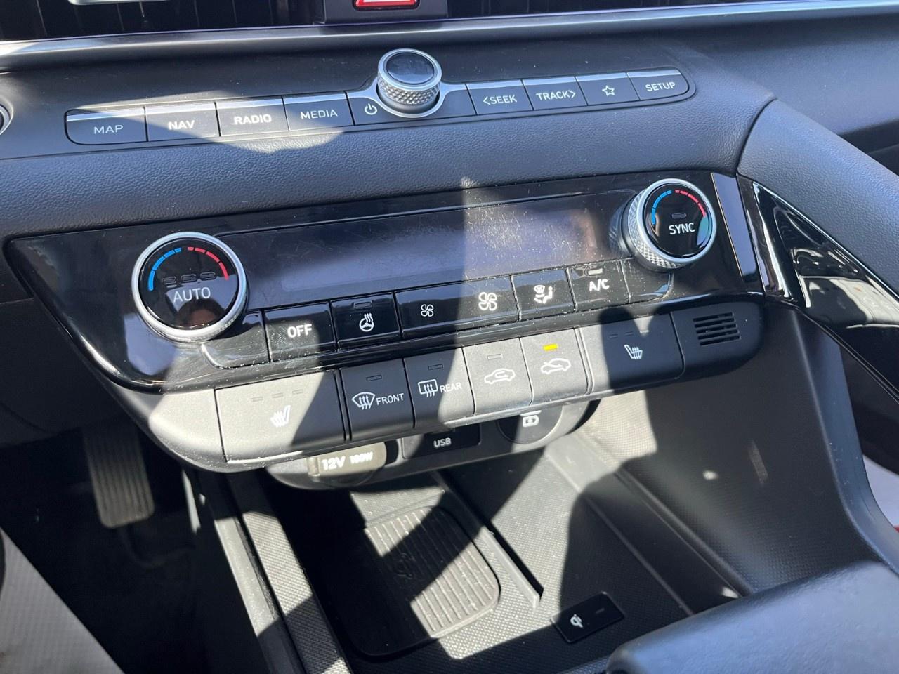 2024 Hyundai Elantra Luxury IVT Photo