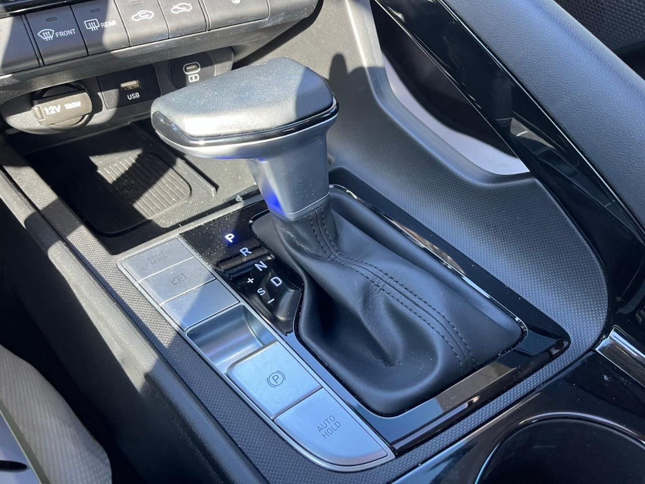 2024 Hyundai Elantra Luxury IVT Photo
