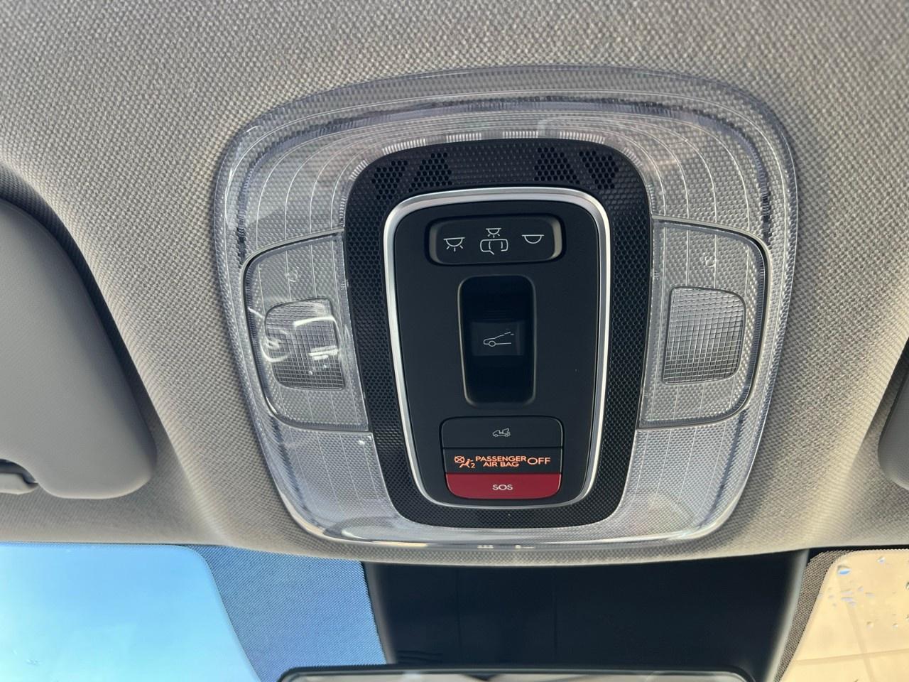 2024 Hyundai Elantra Luxury IVT Photo