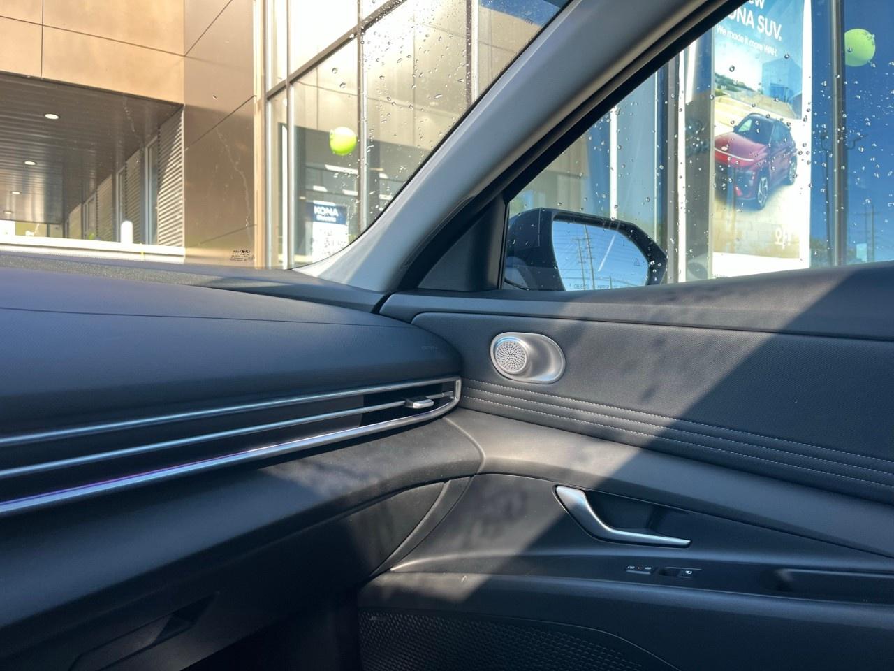 2024 Hyundai Elantra Luxury IVT Photo