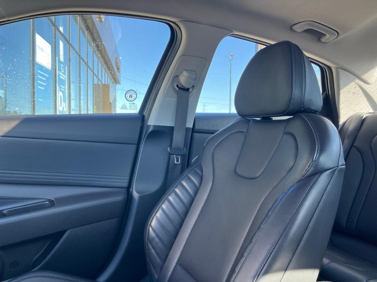 2024 Hyundai Elantra Luxury IVT Photo