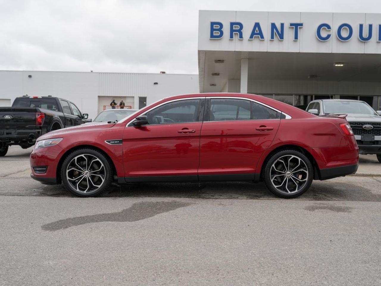 2015 Ford Taurus 4dr Sdn SHO AWD | LEATHER | HEATED STEERING | SUN Photo2