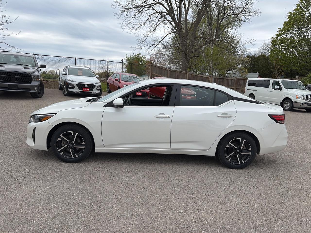 2025 Nissan Sentra SV, AUTO, CLEAN CARFAX, REMOTE START, BACK UP CAM! - Photo #3