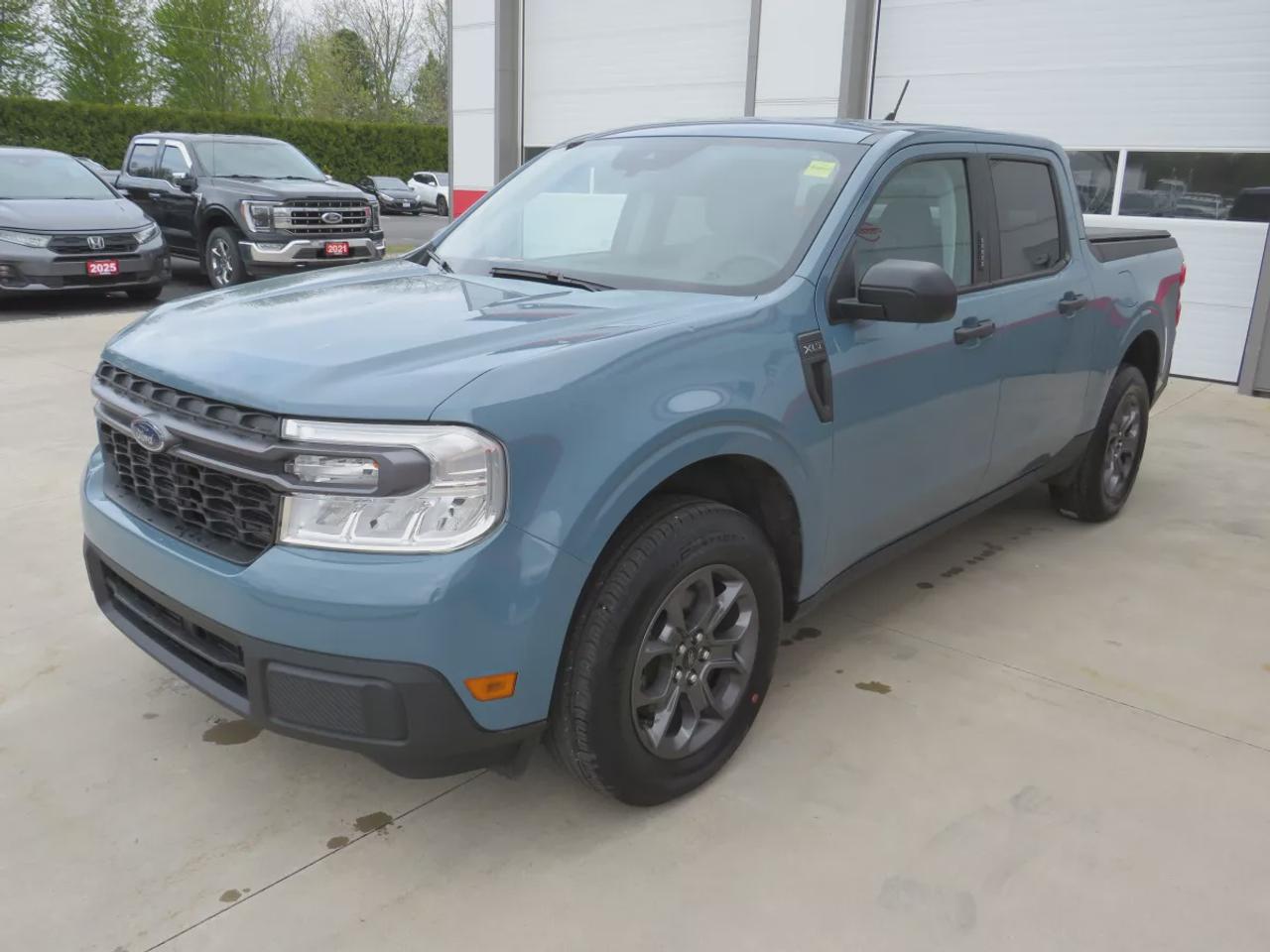 2023 Ford Maverick XL | LOW KM!! | Clean Title No Accidents | Tonneau Cover | Trailer Hitch | Alloy Rims | Reverse Camera | Photo