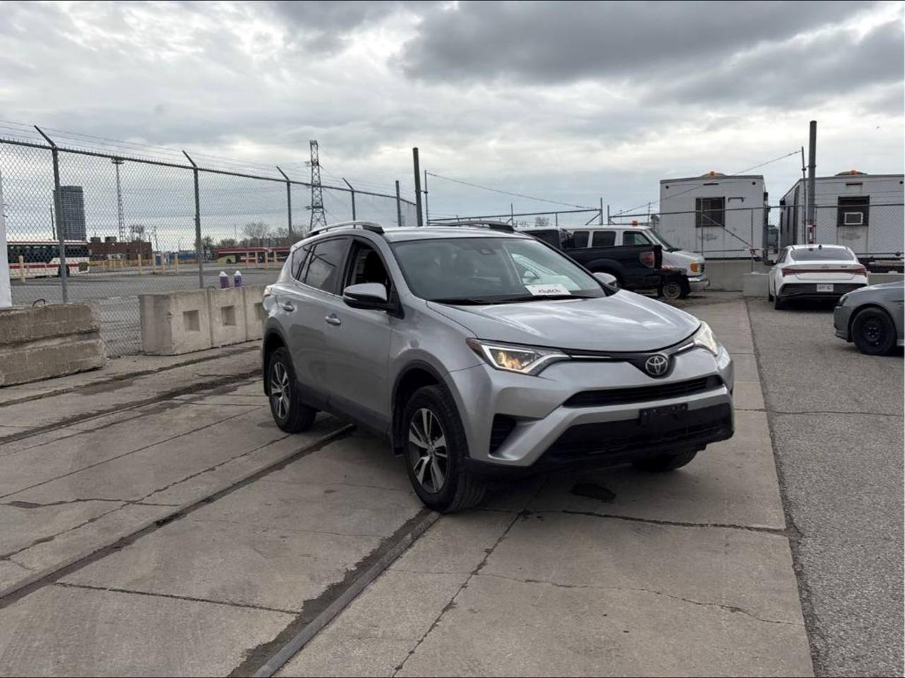 2018 Toyota RAV4 LE Photo2