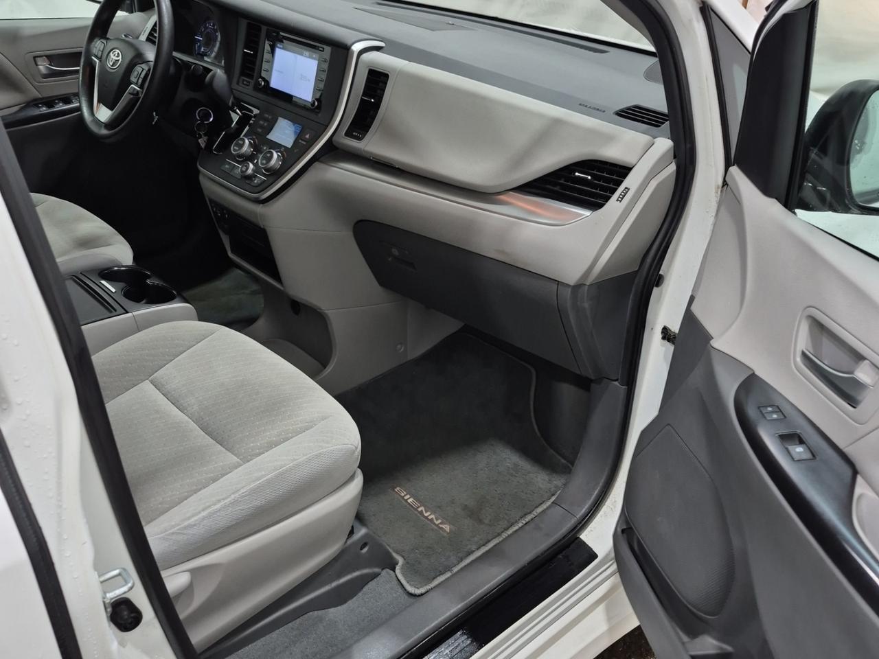 2020 Toyota Sienna LE | 8 PASS | NO ACCIDENTS | ONE OWNER | TOYOTA SERVICED Photo