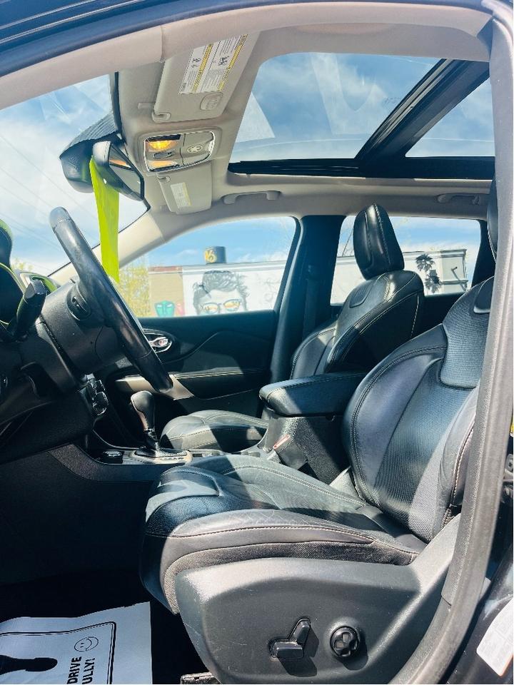 2017 Jeep Cherokee LIMITED V6  CERTIFIED LEATHER NAVI BLIND SPOT Photo