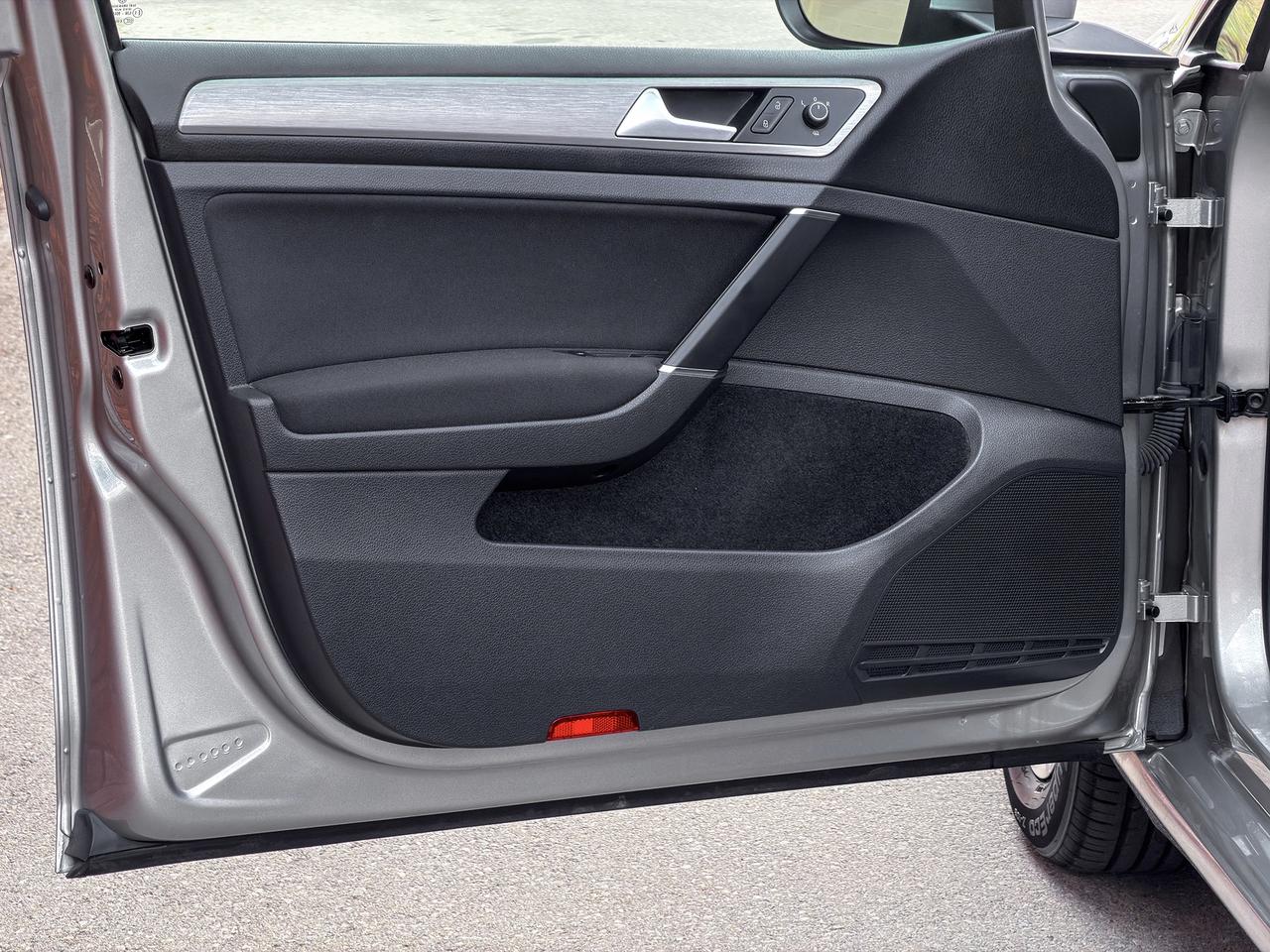 2015 Volkswagen Golf TRENDLINE Photo