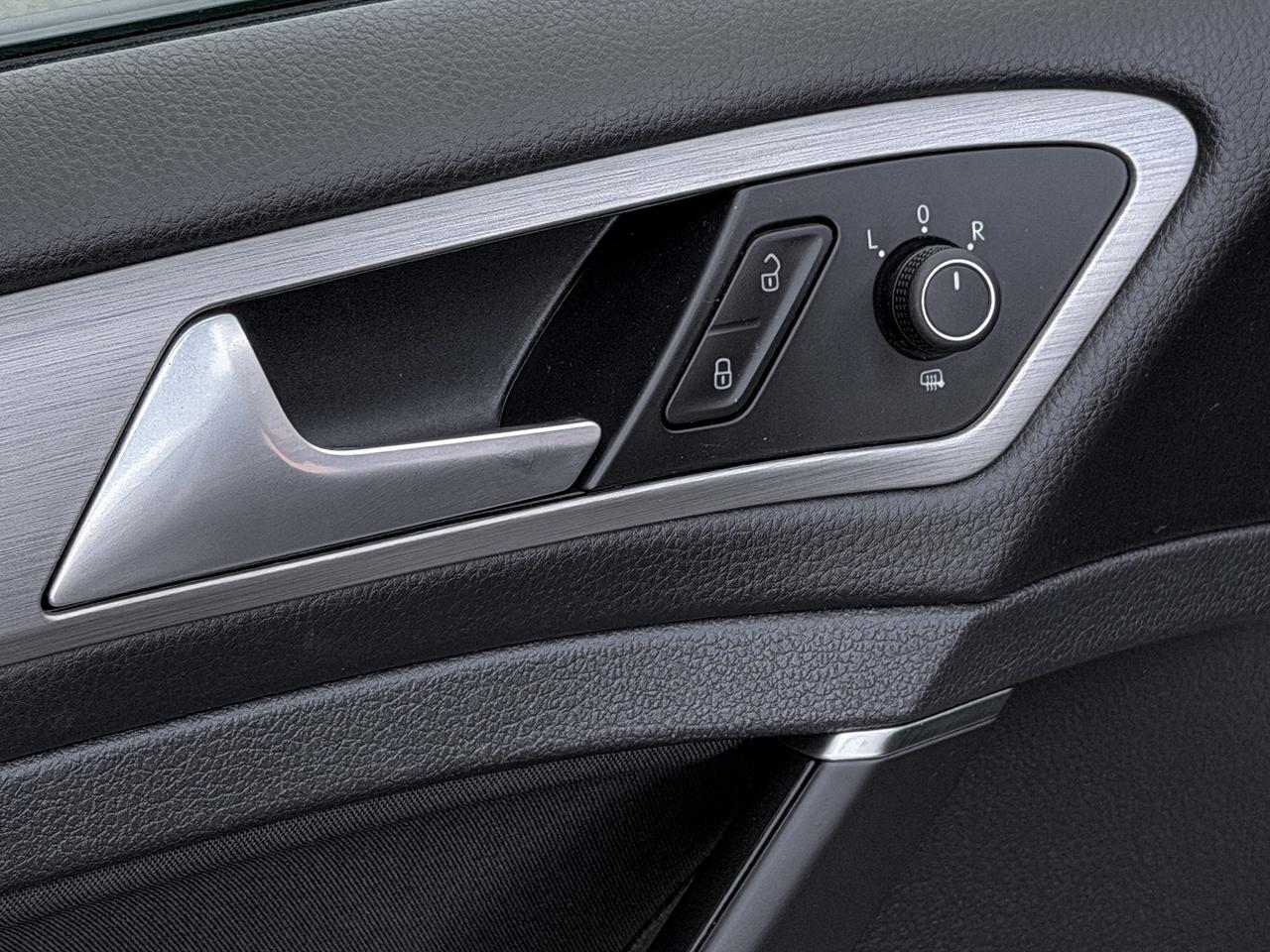 2015 Volkswagen Golf TRENDLINE Photo